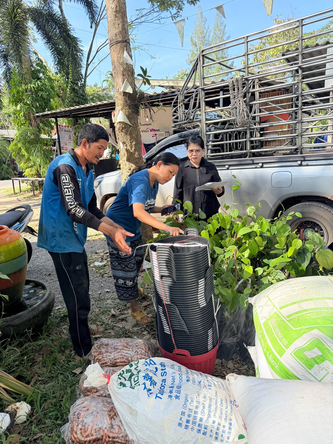 title - ส.ป.ก.สุราษฎร์ธานี โดยกลุ่มยุทธศาสตร์ฯ ส่งมอบวัสดุการเกษตรและกล้าพันธุ์สมุนไพร ให้กับสมาชิกกลุ่มวิสาหกิจชุมชนบ้านไร่ ชายน้ำฟาร์มนก 